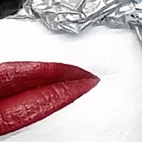 Teilgesicht, Mund, rote Lippen, angebracht auf einem Objektrahmen.