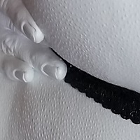 Po einer Frau, Gänsehaut sichtbar, Intimbereich verborgen durch die Hand, String, schlicht gehalten.