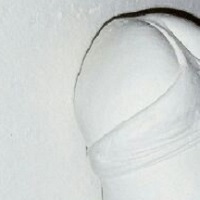 Intimabformung eines Mannes, Lackierung in Weiß, schlicht gehalten.